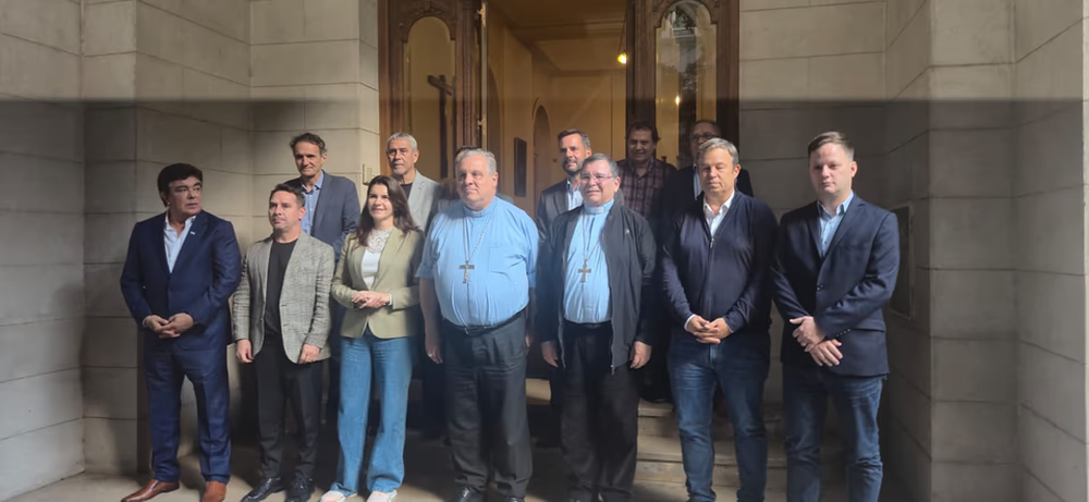 La Iglesia Católica, con representación del monseñor Marcelo Colombo, con los intendentes y dirigentes de la CGT.