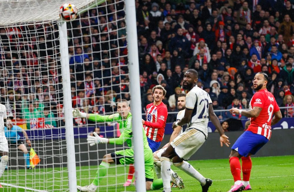 MADRID, 18/01/2024.- El delantero del Atlético de Madrid Antoine Griezmann (2i) marca su gol, tercero del equipo, durante el partido de octavos de final de la Copa del Rey de fútbol entre Atlético de Madrid y Real Madrid, este jueves en el estadio Cívitas Metropolitano. EFE/Juanjo Martín