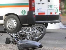 Un motociclista resultó herido tras colisionar con un auto