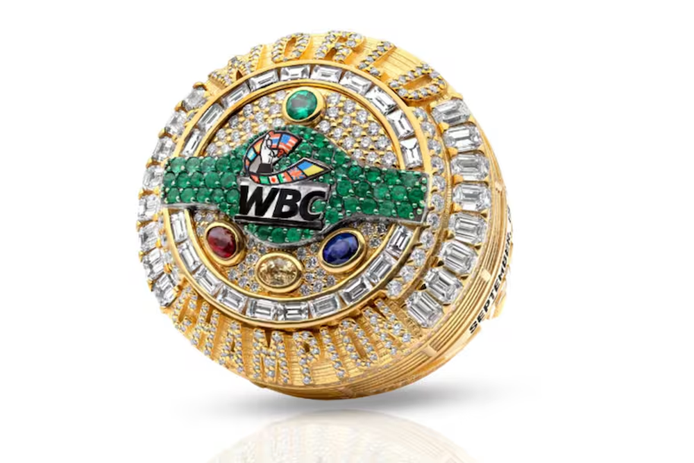 El valioso anillo que recibi&oacute; el campe&oacute;n, Bud Crawford.