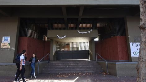 Lo hará sumando dos o tres vacantes más en cada una de las 31 divisiones de sus colegios.