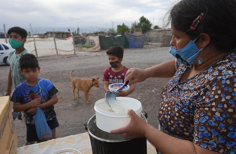 Los procesos inflacionarios hacen que a más personas se les haga imposible reunir lo necesario para no ser pobres. / Foto: José Gutiérrez