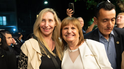 Karina Milei y Patricia Bullrich coincidieron en una función teatral en la avenida Corrientes.