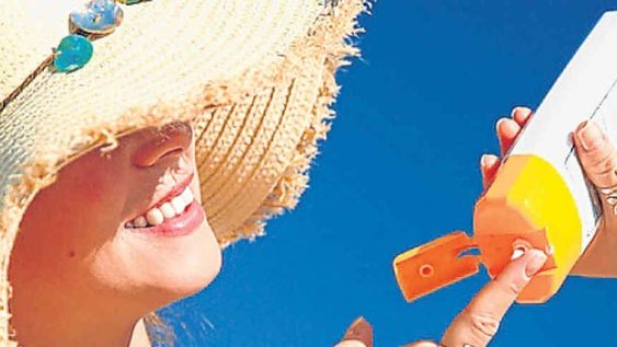 Se recomienda utilizar uno con un factor de protección 30, como mínimo. Para estar bien protegidos, se requiere un envase de 200 ml por semana