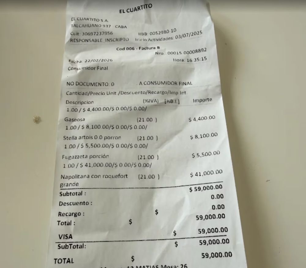 La mujer consumió en la pizzería y compartió el ticket