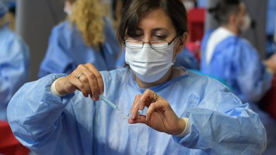 Desde el gigante farmacéutico de Pfizer aseguran que una tercera dosis podría reforzar la generación de anticuerpos. Imagen ilustrativa - Orlando Pelichotti / Los Andes