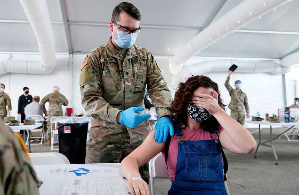 Muchos argentinos eligieron vacunarse contra el Covid-19 en Miami, Estados Unidos. Habrá un certificado en Argentina para acreditarlo o completar su esquema. (AP)