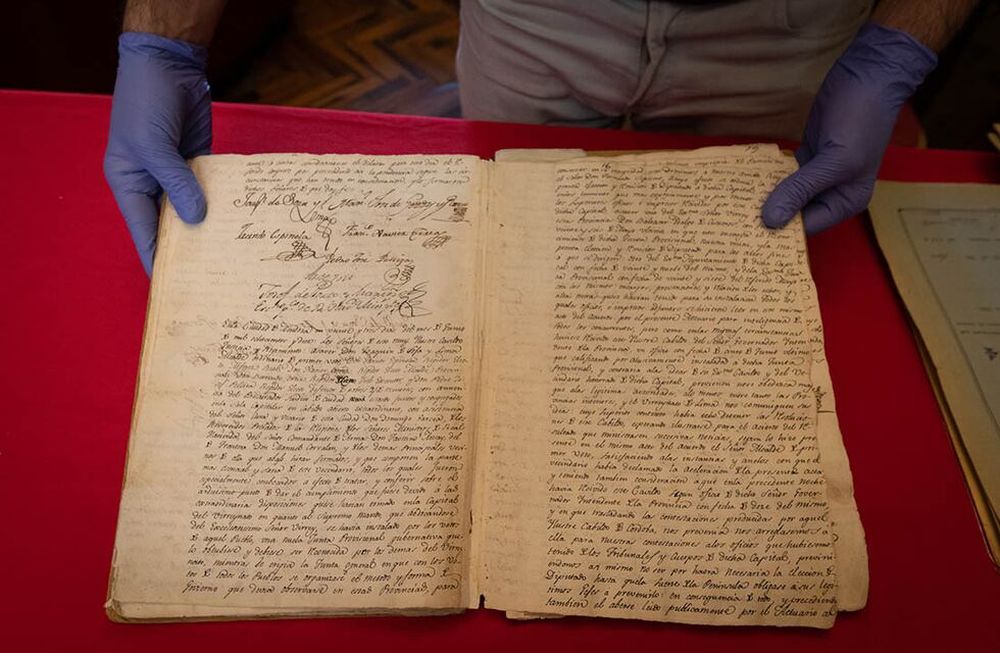 Archivo Histórico General de la provincia de Mendoza. Documentos patrimoniales de la revolución de mayo de 1810. Foto: Ignacio Blanco / Los Andes