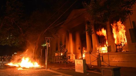 Los Andes | Un pequeño grupo de manifestantes que pedía justicia por el femicidio de Florencia Romano incendió la Legislatura de Mendoza on bombas molotov.