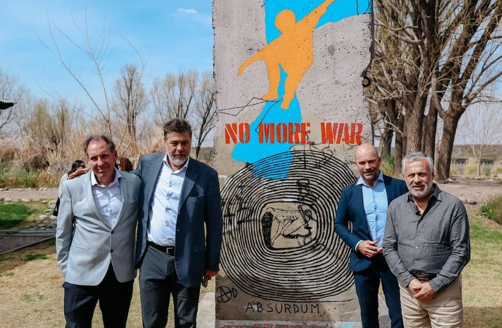 Un fragmento del muro de Berlín llegó a Mendoza, fue intervenido por los artistas mendocinos Vivian Levinson y Egar Murillo, y se encuentra en la bodega Huarpe Riglos, en Agrelo. En la foto, José Hernández Toso, Darío Werthein, Amador Sánchez Rico y Alfredo Cornejo. Gentileza