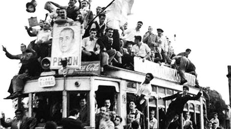 El 17 de octubre de 1945, los trabajadores se movilizaron hacia Plaza de Mayo en apoyo a Perón (Archivo)