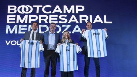 Matías Díaz Telli, presidente de la Unión Industrial de Mendoza; Martín Rappallini, presidente de la Unión Industrial Argentina; Georgina Riveros, presidenta de la Unión Industrial Joven de Mendoza; y Mauricio Badaloni, director del Grupo Andesmar y directivo de la UIM, durante el exitoso inicio del Bootcamp Empresarial 2026 en el Sheraton Mendoza.