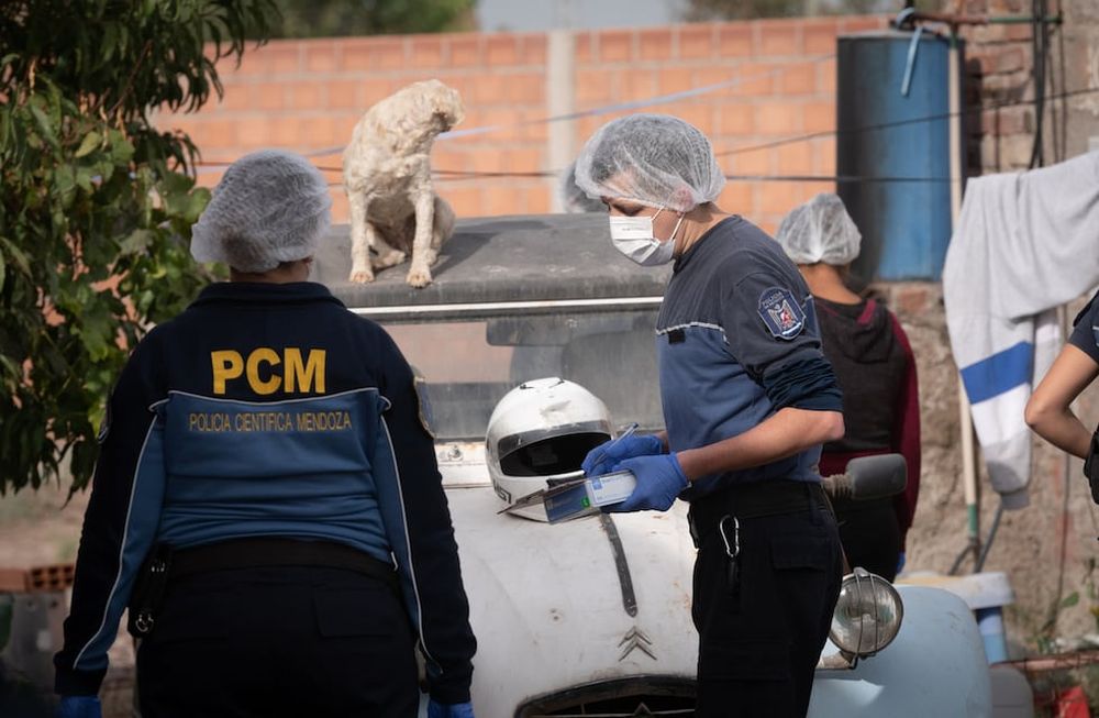 Asesinato en GuaymallénLa policía de Investigaciones detuvo esta mañana a quien sería el autor de disparo que terminó con la vida de Juan Vela, el hombre que estaba trabajando en el patio de su casa y fue ultimado para robarle la moto.En el lugar trabaja policia científica.Foto: Ignacio Blanco / Los Andes