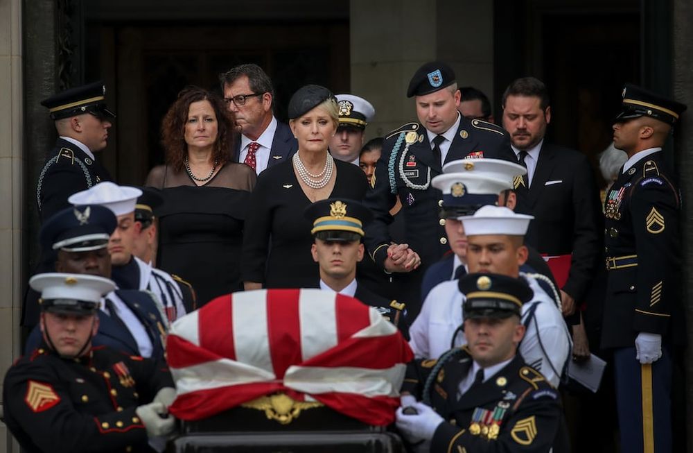 Sin Trump, Obama y Bush despidieron al senador John McCain