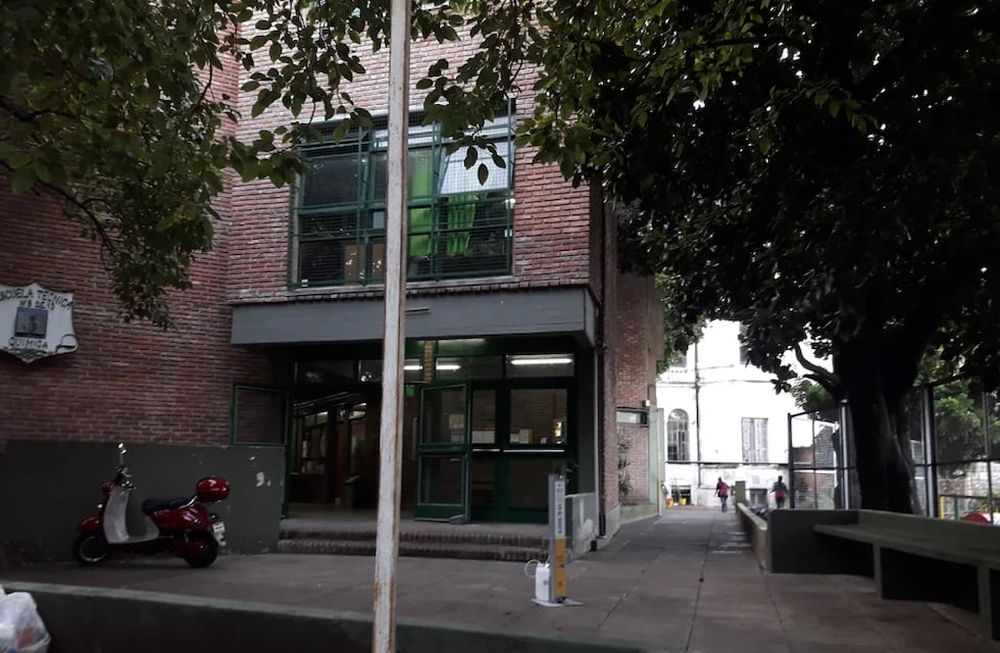 Fachada de la Escuela Técnica N°8 Paula Albarracín de Sarmiento de la Ciudad de Buenos Aires, una de las 10 mejores del mundo en categoría ambiental.