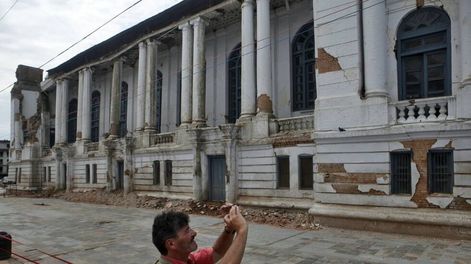 Tras los sismos, Nepal reabre monumentos a los turistas