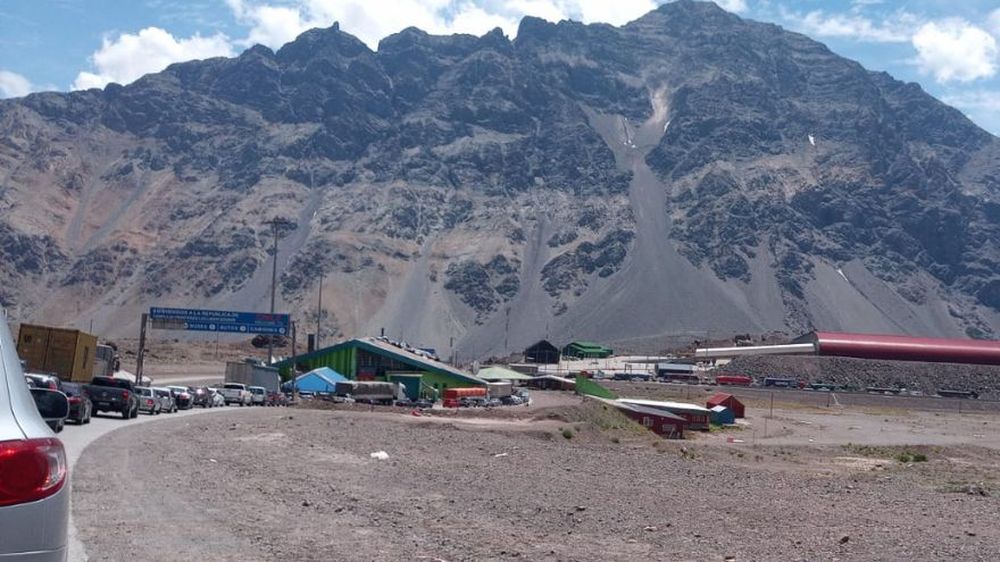 Aproximadamente 90 minutos de espera este lunes para cruzar a Chile por el Paso Cristo Redentor. 