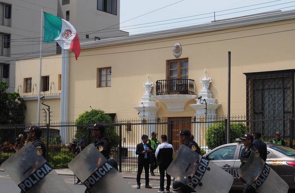 Embajada de México en Lima, Perú, custodiada por la policía luego de que se expulsara al embajador mexicano, quien tiene 72hs para abandonar el país.