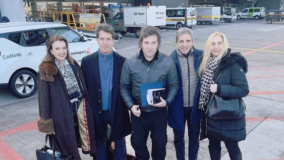 La canciller Diana Mondino; el jefe de Gabinete, Nicolás Posse; el presidente Javier Milei; el ministro de Economía, Luis Caputo; y la secretaria general de la Presidencia, Karina Milei, en Zurich, rumbo al Foro de Davos (X/ OPRArgentina)