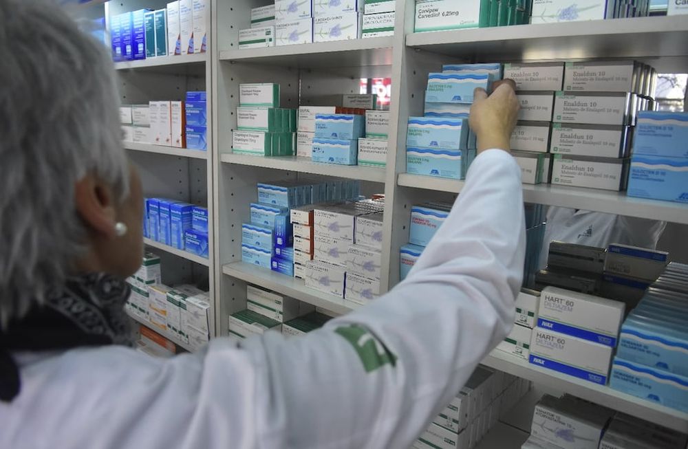 Duras críticas del Sindicato Argentino de Farmacéuticos y Bioquímicos (SAFyB) hacia la decisión del Gobierno por dar marcha atrás con la prescripción de medicamentos por nombre genérico. | Imagen ilustrativa / Los Andes