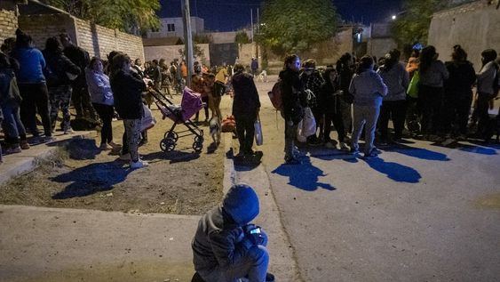 Los voluntarios del comedor Horneritos debieron pedir ayuda a la Policía para que ordenara las cinco cuadras de fila para buscar comida. | Foto: Los Andes