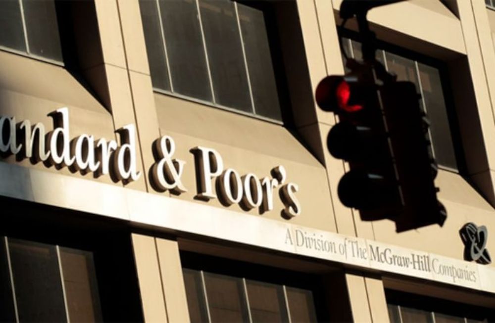 S&P rebajó la calificación de dos bonos argentinos en dólares
