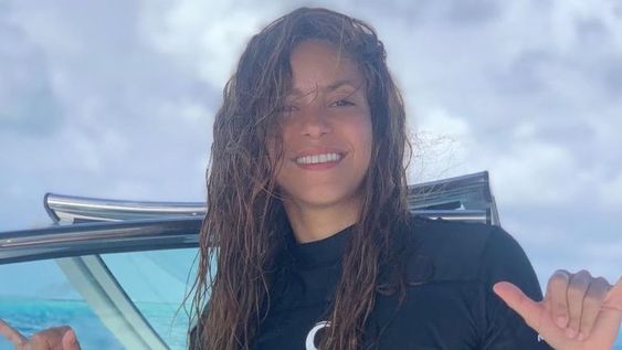 Shakira, diosa “retro” con un traje de baño ultra cavado