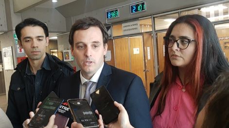 El diputado radical Franco Ambrosini, denunciante del juez Sarmiento, junto a Melisa Pelayes, la hija de un comisario retirado que fue asesinado por un preso que había salido de la cárcel en forma anticipada.