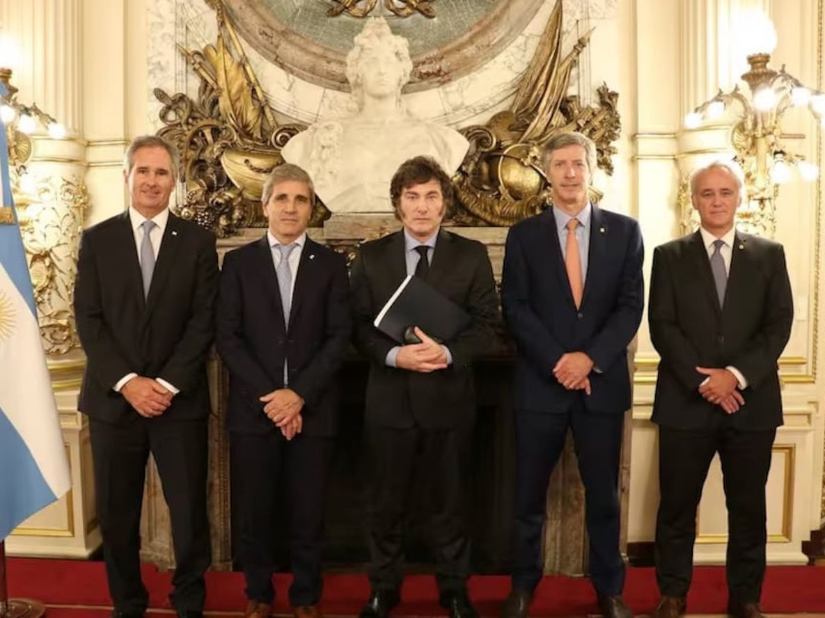 Se ratificó hoy que el gobierno de Javier Milei no tiene intenciones de salir en el corto plazo del cepo cambiario, al afirmar que “no es urgente”.