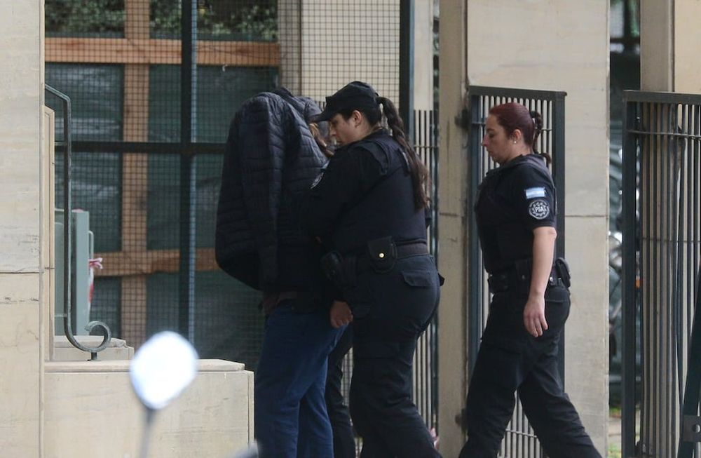 Agustina Díaz en su llegada a la ampliación de indagatoria en los Tribunales Federales de Comodoro Py por el ataque a Cristina Kirchner. Foto: Clarín