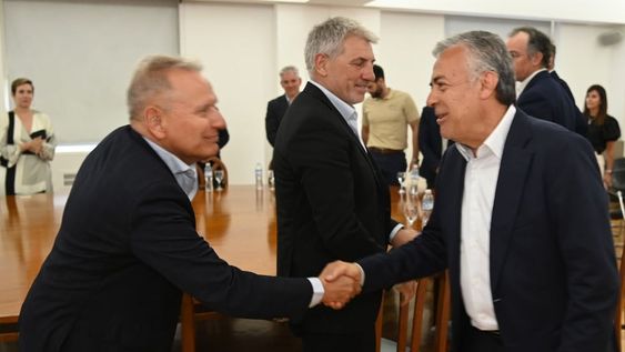 El gobernador Alfredo Cornejo junto a empresarios mineros que tienen proyectos en Malargüe Distrito Minero Occidental. Foto: Prensa Gobierno de Mendoza.