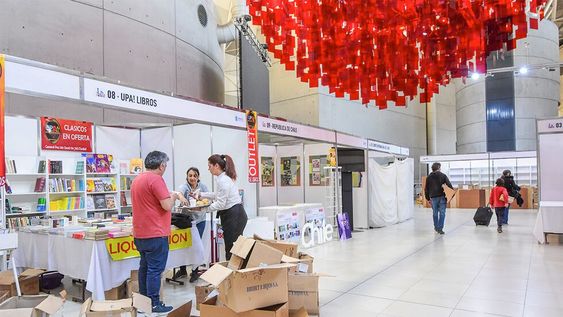 Preparativos para la Feria del Libro 2022. Este año participarán 25 librerías y también convocaron a los tradicionales libreros de la Alameda. Foto: Mariana Villa / Los Andes