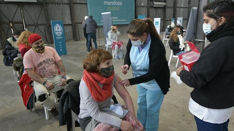 Continúa la vacunación contra el Covid-19 (Orlando Pelichotti / Los Andes)