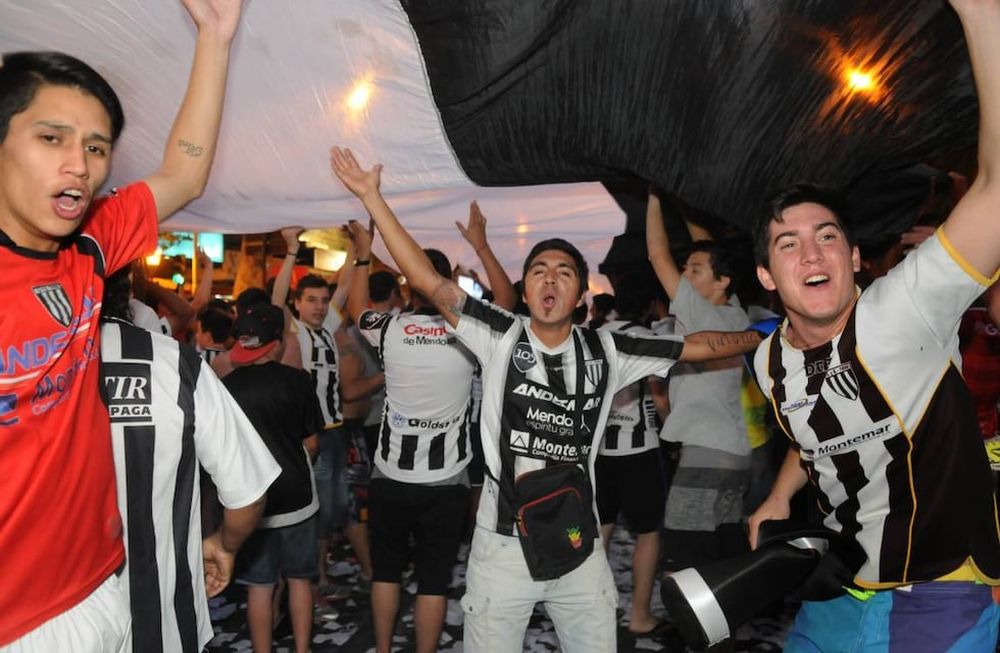 FOTOS Y VIDEO: delirio y alegría de los hinchas del Lobo en Garibaldi y San Martín