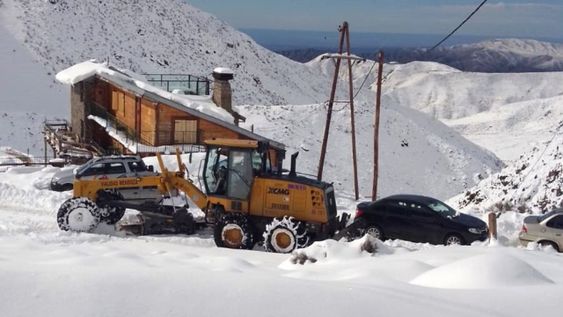 Vialidad habilitó tres kilómetros más del circuito de Vallecitos y rescató a un grupo de montañistas.