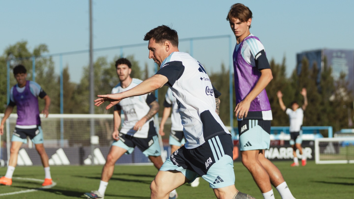 Un jugador seleccionado por Scaloni estuvo en La Bombonera mirando a Boca