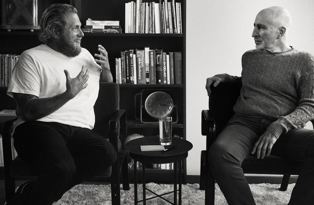 El actor Jonah Hill debuta como director en el documental, donde expone su propia experiencia con su terapeuta.