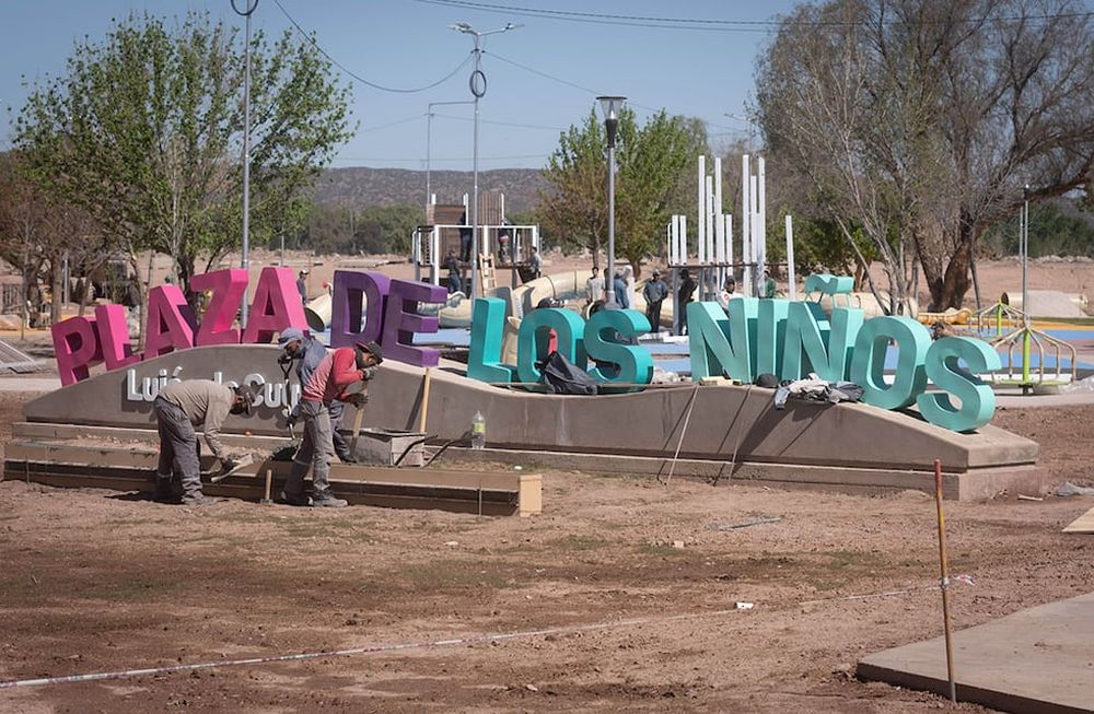 La plaza de juegos infantiles será inaugurada el martes y está pensada como la primera etapa del Parque Urbano Luján. Tendrá más de 20 metros cuadrados. Foto: Ignacio Blanco / Los Andes