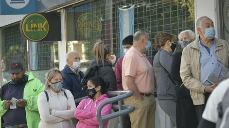 El Gobierno confirmó el bono para jubilados en abril de 2022 (Orlando Pelichotti / Los Andes)