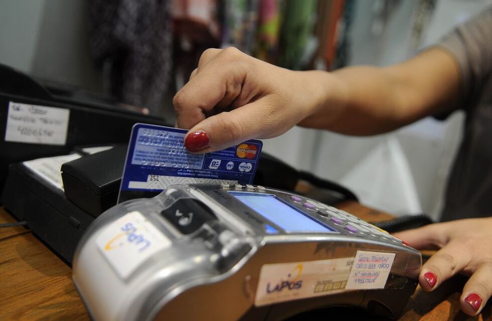 La AFIP duplicó el monto del reintegro a las compras con tarjeta de débito de jubilados y AUH (Archivo / Los Andse)