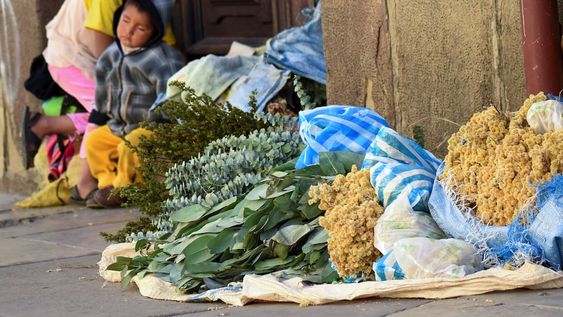 En varias ciudades de Bolivia la gente saca a la calle los cuerpos de los fallecidos por Covid-19 para presionar al gobierno y que aceleren la evacuación de cadáveres. AP