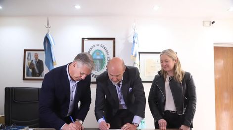 Los Andes | El intendente Alejandro Molero, el ministro de Producción Rodolfo Vargas Arizu y la vicegobernadora Hebe Casado firmaron en General Alvear el traspaso de los aviones de la lucha antigranizo a las comunas sureñas.