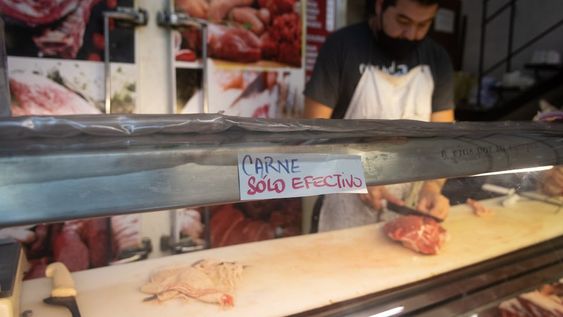 El precio de la carne no para de subir y en algunas carnicerías de Mendoza ya se vende a $1000 el Kg. El Gobierno Nacional espera alcanzar un acuerdo para ofrecer algunos cortes a mitad de precio antes de las fiestas. / Ignacio Blanco