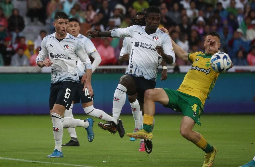 El mendocino Facundo Rodríguez (6) disputa el balón con Nicolás Tripichio de Defensa y Justicia hoy, en un partido de las semifinales de la Copa Sudamericana entre Liga de Quito y Defensa y Justicia en el estadio Rodrigo Paz Delgado en Quito (Ecuador). EFE/ José Jácome
