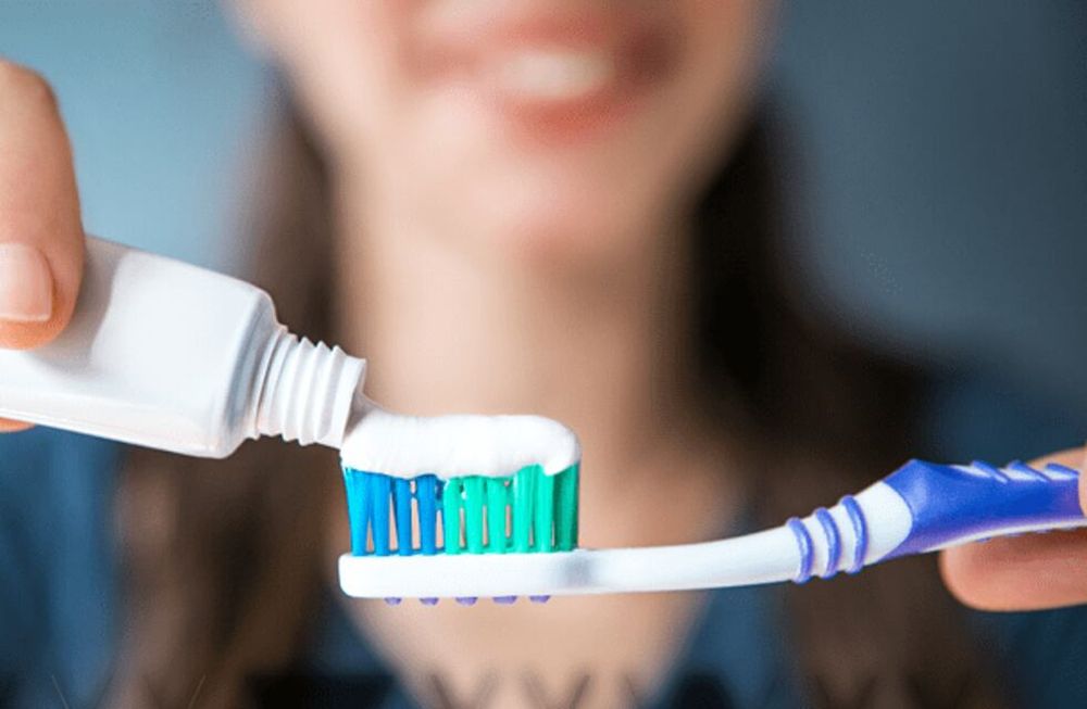 En primer lugar, instan a lavarse muy bien las manos con agua y jabón antes de tocar el cepillo, ya que los virus pasan de la mano a la mucosa oral.