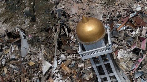 Imágenes impactantes: un agujero en la tierra se devoró más de 1000 casas en Indonesia