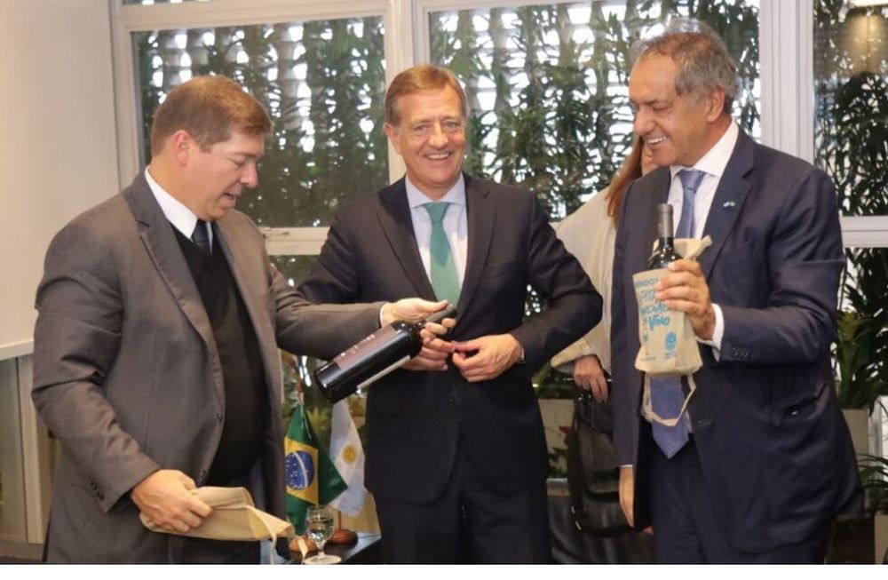 Rodolfo Suarez Junto a Daniel Scioli en plena reunión junto a Josue Gomes da Silva, presidente de la Federación industrial más grande de Sudamérica, Fiesp.