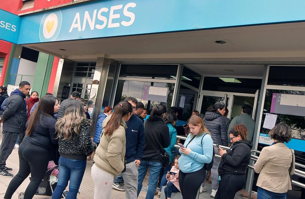 Oficia de Anses Mendoza. Foto: Orlando Pelichotti / Los Andes