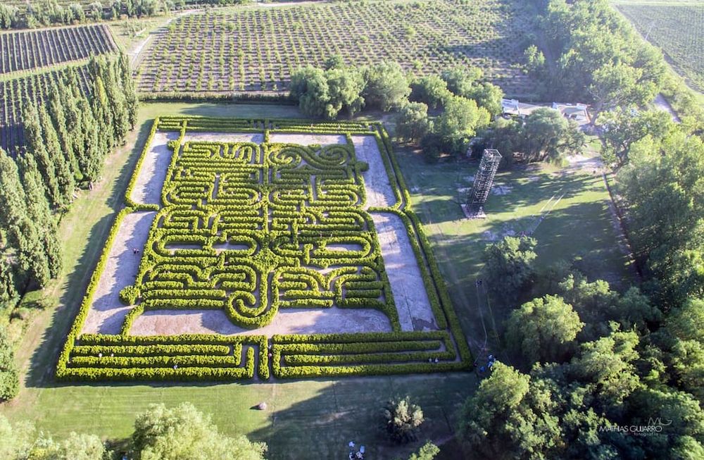 En la finca Los Álamos, de San Rafael, Mendoza, que perteneció a la escritora Susana Bombal, podemos visitar un excepcional laberinto con forma de libro hecho en homenaje a su gran amigo Jorge Luis Borges.