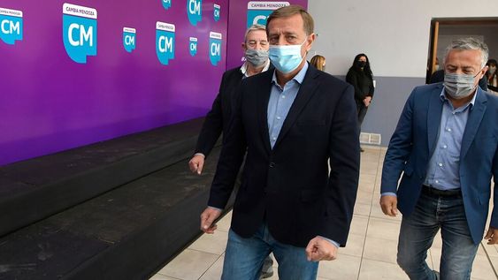 Rodolfo Suárez, Alfredo Cornejo y Julio Cobos en el acto de cierre de campaña de Cambia Mendoza. Allí Suárez anunció la oferta salarial a los estatales.Foto: Orlando Pelichotti